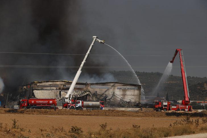 GÜNCELLEME 3 - İzmir'de kozmetik fabrikasında başlayan yangın kontrol altına alındı G1
