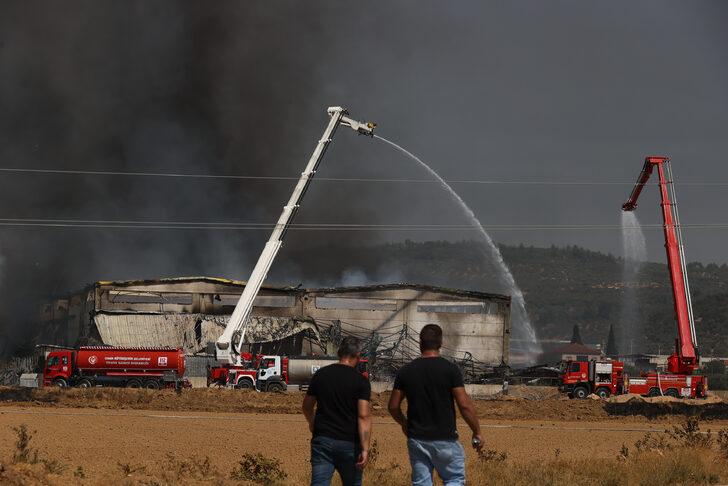GÜNCELLEME 3 - İzmir'de kozmetik fabrikasında başlayan yangın kontrol altına alındı G2