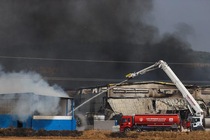 GÜNCELLEME 3 - İzmir'de kozmetik fabrikasında başlayan yangın kontrol altına alındı G5
