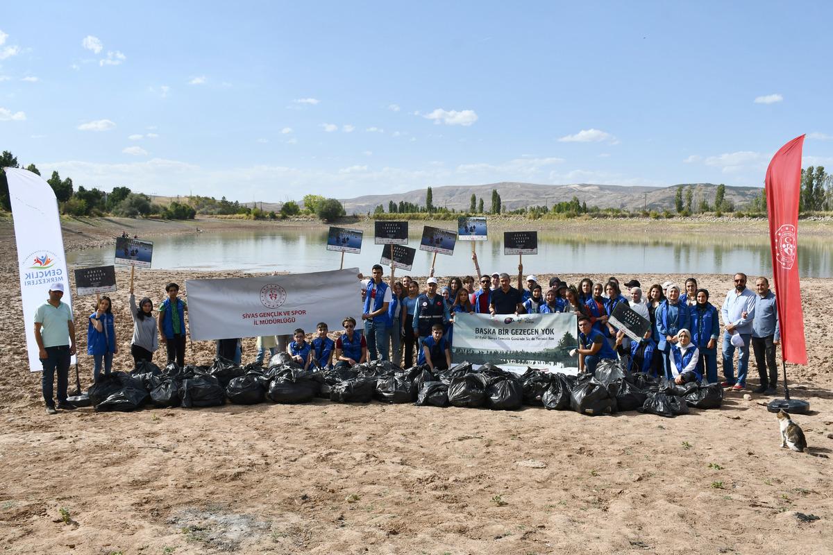 Sivas'ta g&ouml;n&uuml;ll&uuml; gen&ccedil;ler kuraklıktan etkilenen g&ouml;lette 100 poşet &ccedil;&ouml;p topladı