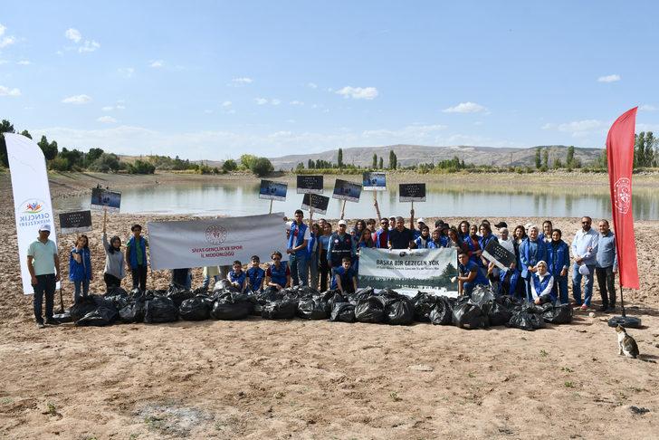Sivas'ta gönüllü gençler kuraklıktan etkilenen gölette 100 poşet çöp topladı G1