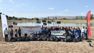 Sivas'ta gönüllü gençler kuraklıktan etkilenen gölette 100 poşet çöp topladı