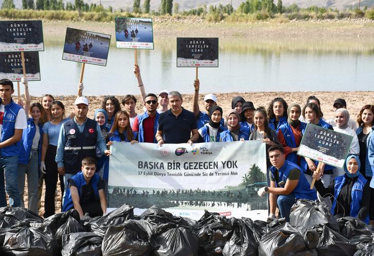 Sivas'ta gönüllü gençler kuraklıktan etkilenen gölette 100 poşet çöp topladı G2
