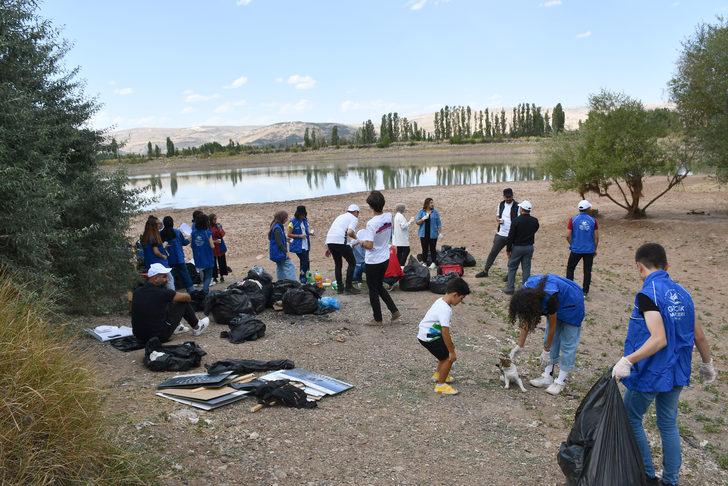 Sivas'ta gönüllü gençler kuraklıktan etkilenen gölette 100 poşet çöp topladı G3