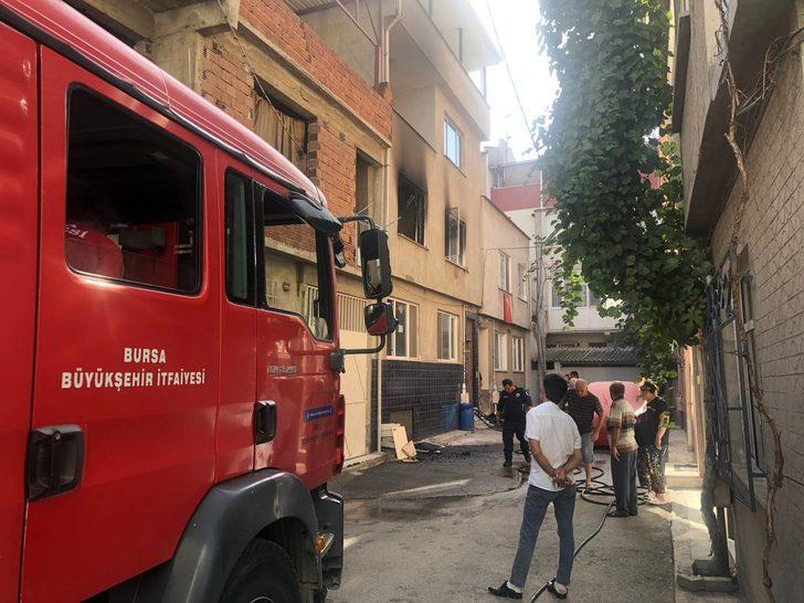 Bursa'da yangın çıkan evde baygın bulunan genç hastaneye kaldırıldı G3