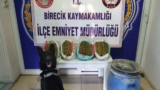 Şanlıurfa'da toprağa gömülü 3 kilo 759 gram esrar ele geçirildi