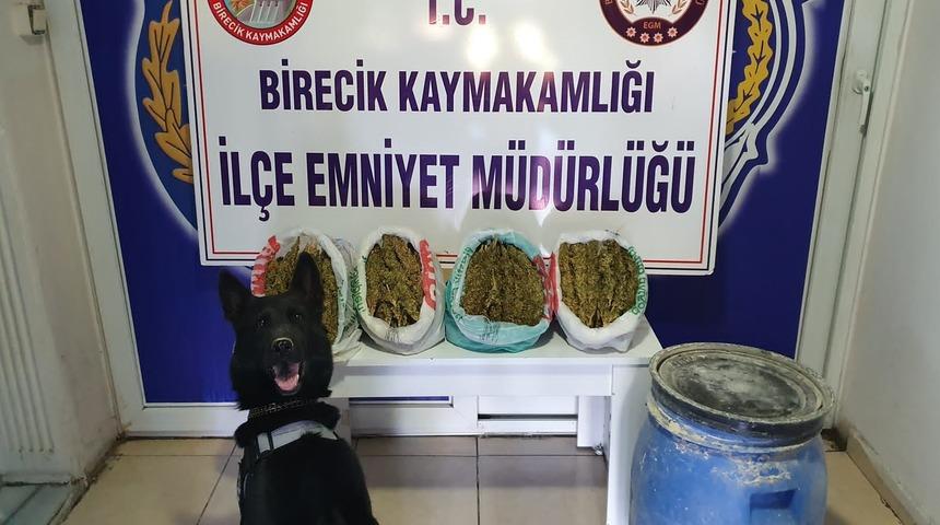 Şanlıurfa'da toprağa gömülü 3 kilo 759 gram esrar ele geçirildi