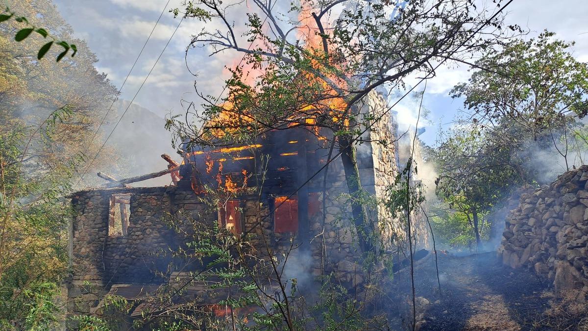 Artvin'deki yangında 4 katlı bina kullanılamaz hale geldi