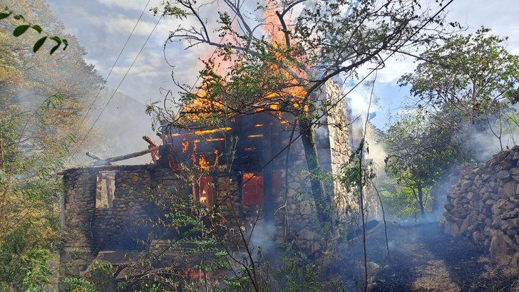 Artvin'deki yangında 4 katlı bina kullanılamaz hale geldi G1