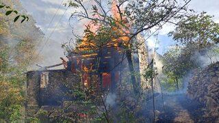 Artvin'deki yangında 4 katlı bina kullanılamaz hale geldi