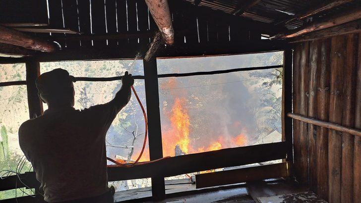 Artvin'deki yangında 4 katlı bina kullanılamaz hale geldi G2