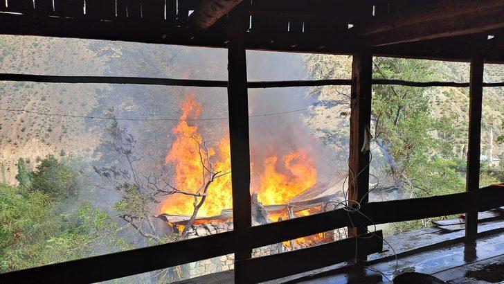 Artvin'deki yangında 4 katlı bina kullanılamaz hale geldi G3