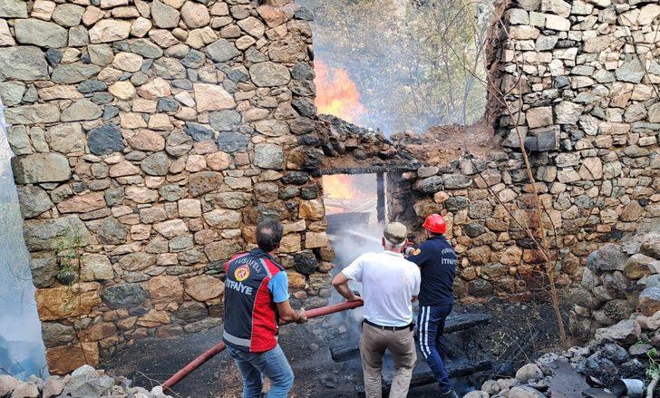 Artvin'deki yangında 4 katlı bina kullanılamaz hale geldi G4