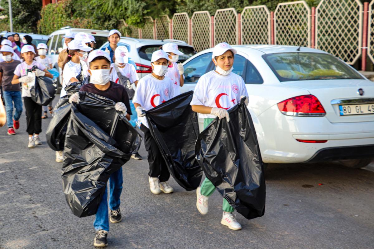 Siirt'te g&ouml;n&uuml;ll&uuml;ler &ccedil;evre temizliğine dikkati &ccedil;ekmek i&ccedil;in &ccedil;&ouml;p topladı