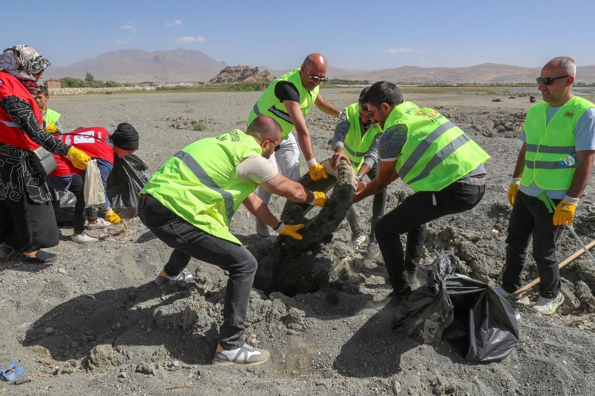 D&uuml;nya Temizlik G&uuml;n&uuml;'nde Van G&ouml;l&uuml; sahilinde &ccedil;&ouml;p toplandı