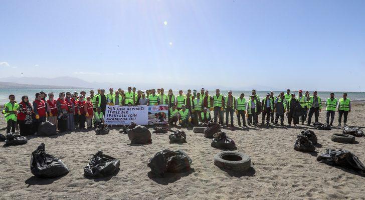 Dünya Temizlik Günü'nde Van Gölü sahilinde çöp toplandı G2
