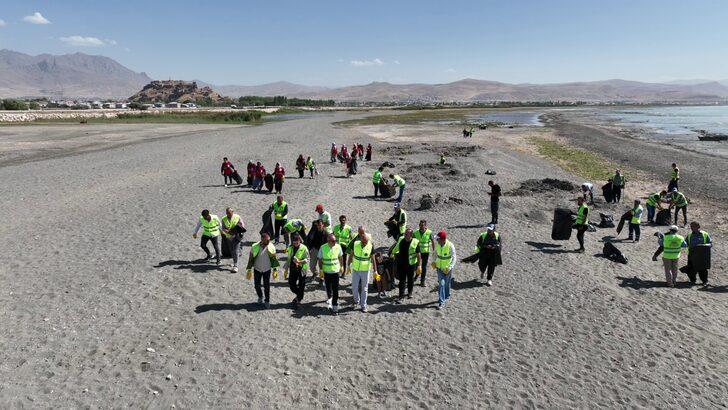 Dünya Temizlik Günü'nde Van Gölü sahilinde çöp toplandı G3