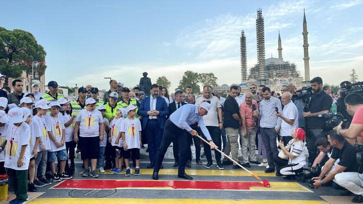 İçişleri Bakanı Soylu Edirne'de öğrencilerle yaya geçidi boyadı G2