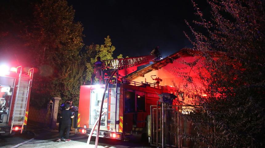 Tokat'ta çıkan yangında ekmek fabrikasının çatısı kül oldu