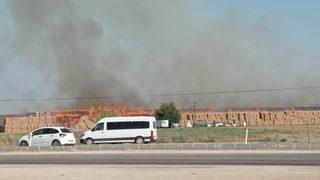 Adana'daki saman balyası yangını söndürülmeye çalışılıyor