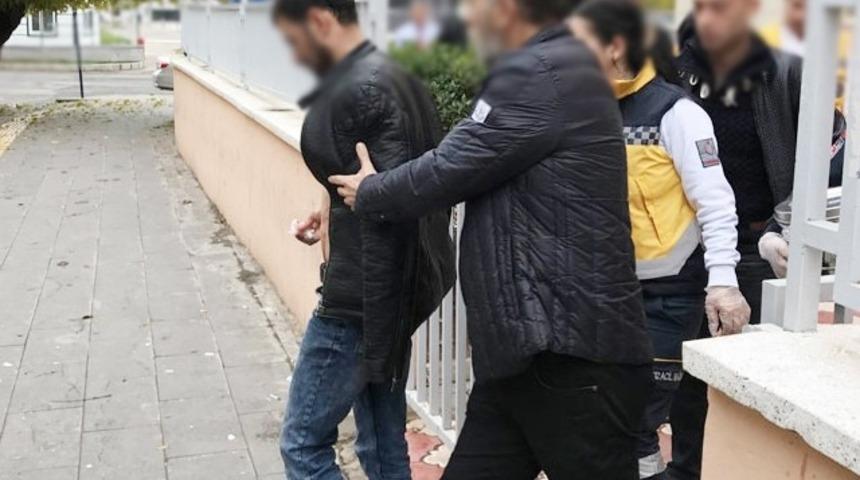 İşsiz genç İŞKUR'un önünde jiletle kendini doğradı