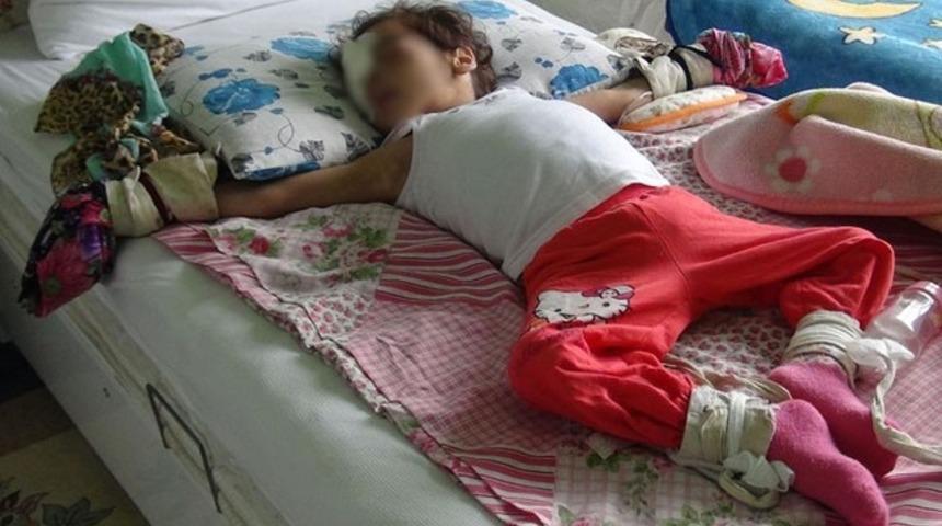 Minik Selen, kendisine zarar vermesin diye yatağa bağlanıyor