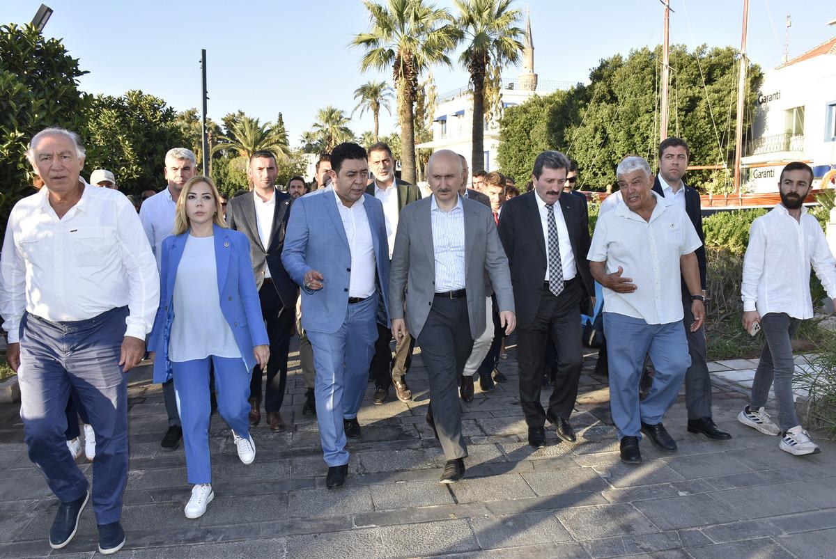 Ulaştırma ve Altyapı Bakanı Karaismailoğlu, Bodrum'da denizcilerle buluştu: