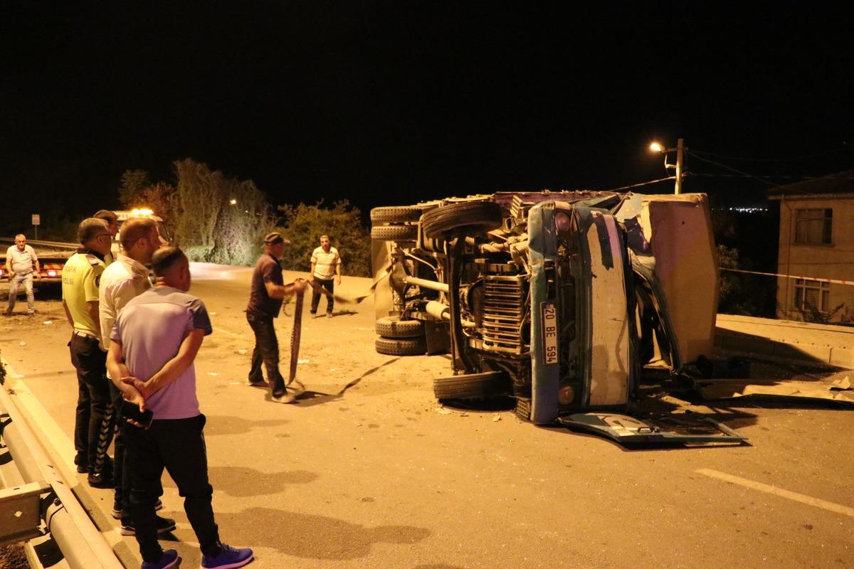 Denizli'de ref&uuml;je &ccedil;arparak karşı yola ge&ccedil;en kamyonetin s&uuml;r&uuml;c&uuml;s&uuml; &ouml;ld&uuml;