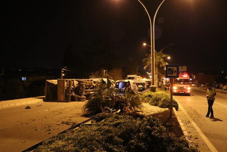 Denizli'de refüje çarparak karşı yola geçen kamyonetin sürücüsü öldü G2