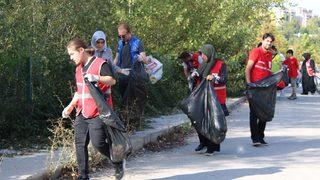 Karabük'te gönüllüler çevre temizliğine dikkati çekmek için çöp topladı