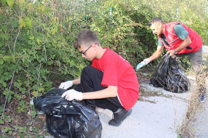 Karabük'te gönüllüler çevre temizliğine dikkati çekmek için çöp topladı G2