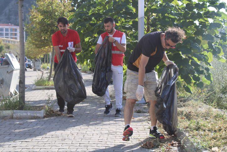 Karabük'te gönüllüler çevre temizliğine dikkati çekmek için çöp topladı G3