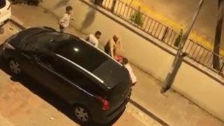 Peşinden koşup yakaladılar! Dayak yerken, 'Bir tane bisküvi aldım abi' diyerek kendini savundu