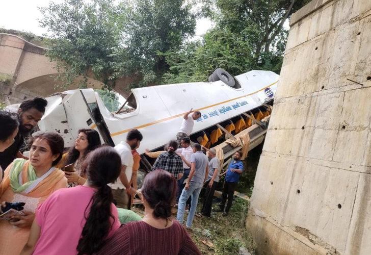 Hindistan'da katliam gibi kaza! Yolcu otobüsü nehre düştü, çok sayıda ölü ve yaralı var...