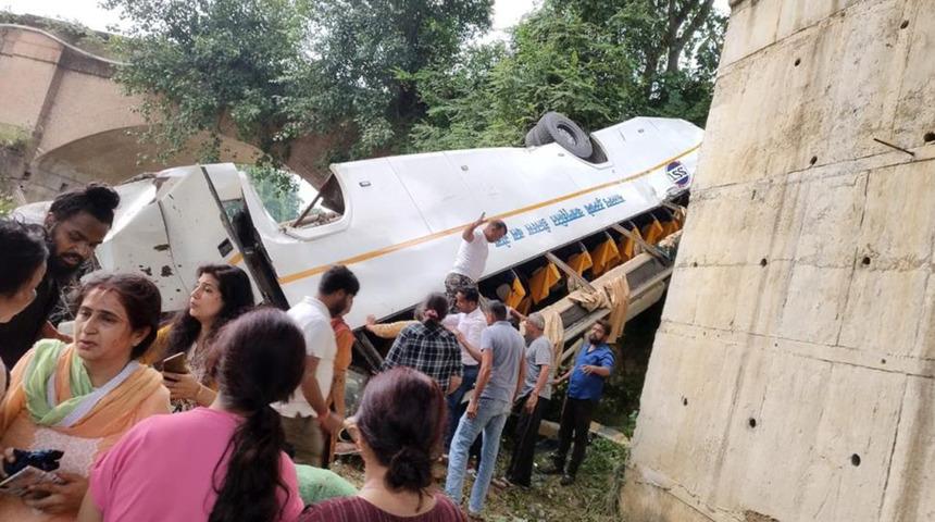 Hindistan'da katliam gibi kaza! Yolcu otobüsü nehre düştü, çok sayıda ölü ve yaralı var...