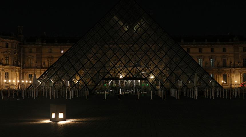 Fransa'da enerji tasarrufu kararı! Louvre Müzesi piramidinin ışıkları da erken söndürüldü