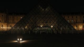 Fransa'da enerji tasarrufu kararı! Louvre Müzesi piramidinin ışıkları da erken söndürüldü