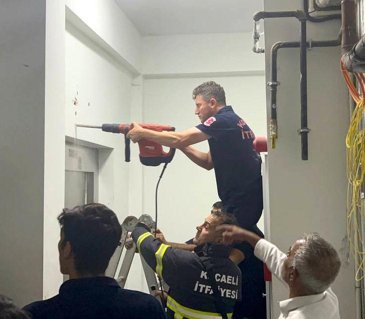 Kocaeli'de asansörde mahsur kalan 9 kişi kurtarıldı G1