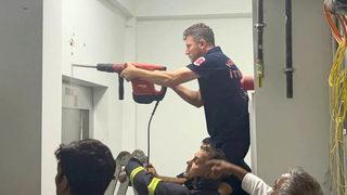 Kocaeli'de asansörde mahsur kalan 9 kişi kurtarıldı