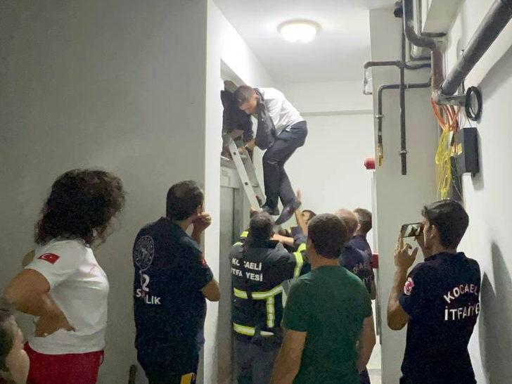 Kocaeli'de asansörde mahsur kalan 9 kişi kurtarıldı G5