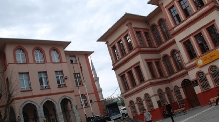 Vefa Lisesi de seri protestoya katıldı: Karanlığa sırtımızı d&ouml;nmeye hazırız