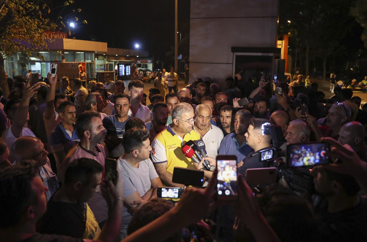 Bı&ccedil;aklı saldırıya uğrayan taksi şof&ouml;r&uuml; i&ccedil;in meslektaşları kontak kapattı