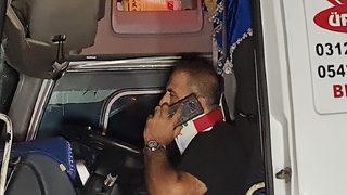 Kaza sonrası şaşırtan görüntü! İçinde sıkıştığı TIR'da telefonla konuştu