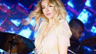 Boşanma kararı alan Hadise, Mehmet Dinçerler'in geri istediği yüzüğü sahnede fırlattı