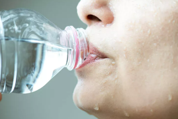 En az 20 yaş genç göstereceksiniz: 52 yaşında genç kız gibi görünen kadın güzellik hilesini paylaştı! G4