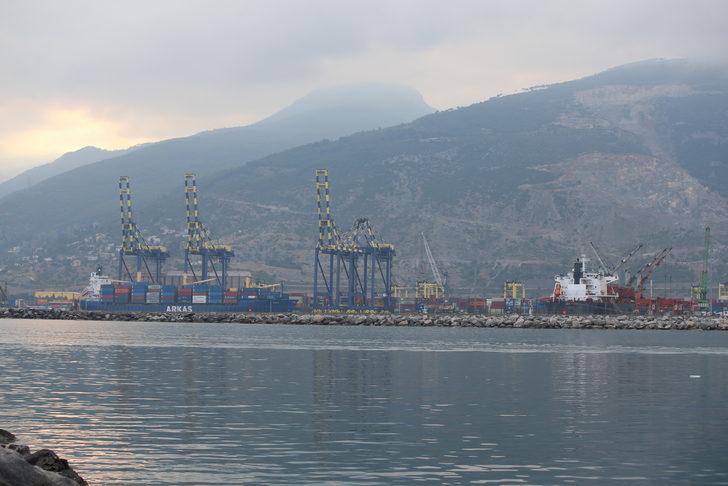 İskenderun’da limanda su alan konteyner gemisi battı G3