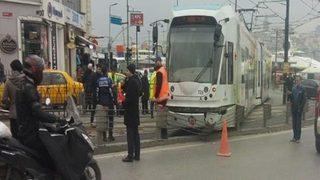 Sirkeci'de tramvay şoku: Raydan çıktı