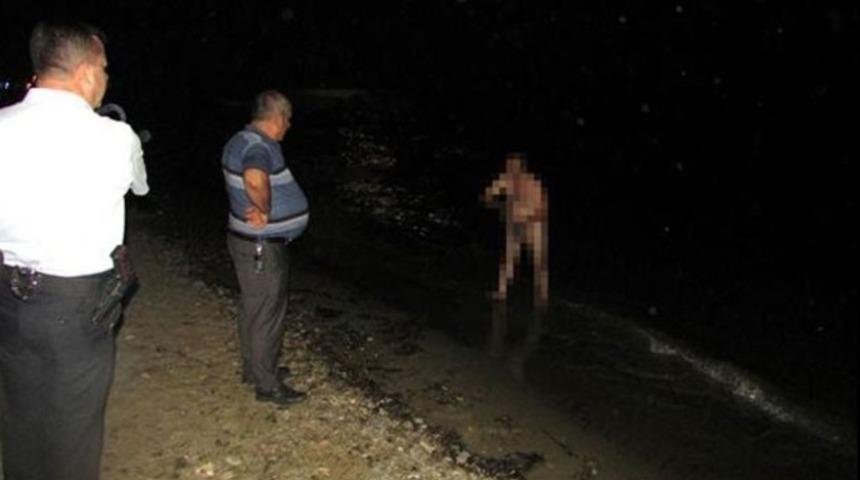 Kamyon şof&ouml;r&uuml; denize &ccedil;ıplak girdi, polise yakalandı