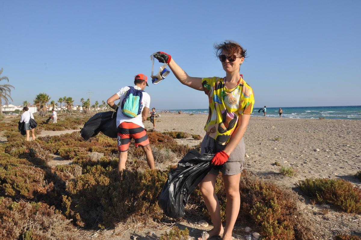 Mersin'de deniz kaplumbağalarının yuva yaptığı kumsal temizlendi