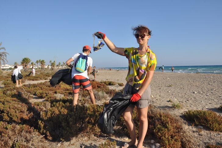 Mersin'de deniz kaplumbağalarının yuva yaptığı kumsal temizlendi G1